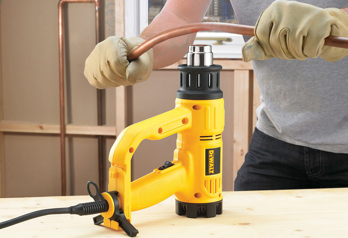 Απεικονίζεται λιώσιμο μεταλλικού υλικού με τη χρήση του πιστολιού.